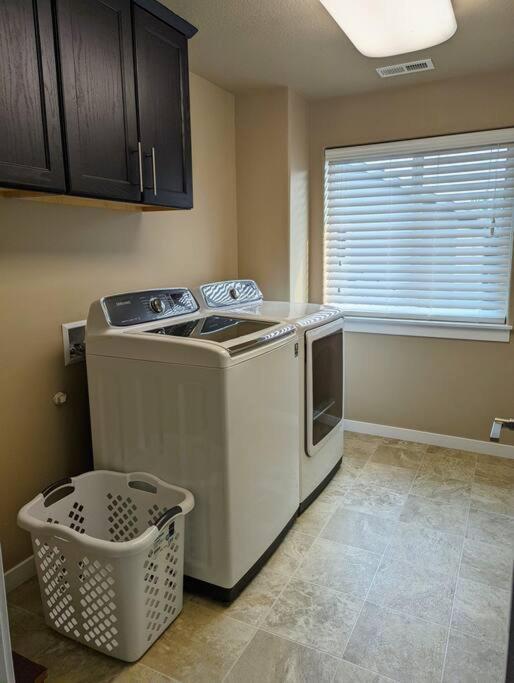 Spacious 3-Bedroom Home With Outdoor Space Eugene Luaran gambar