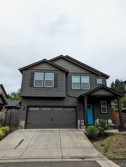 Spacious 3-Bedroom Home With Outdoor Space Eugene Luaran gambar