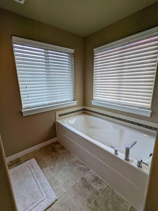 Spacious 3-Bedroom Home With Outdoor Space Eugene Luaran gambar